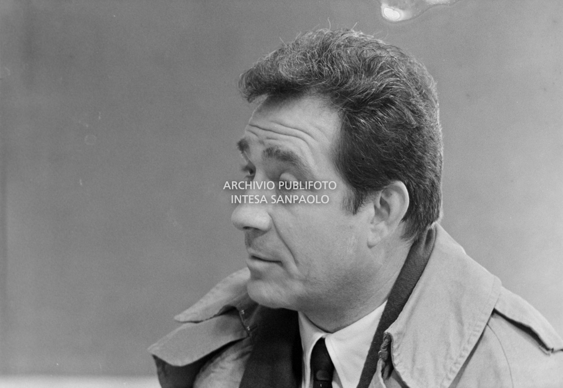 Primo piano di Ugo Tognazzi sul set del film "La vita agra" alla Fiera Campionaria a Milano