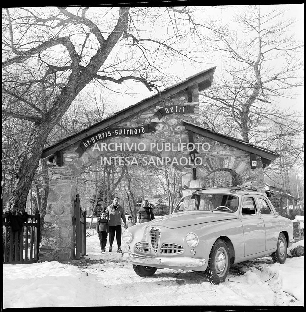 Alfa Romeo 1900 all'ingresso dell'Hotel des Geneys Splendid a Bardonecchia