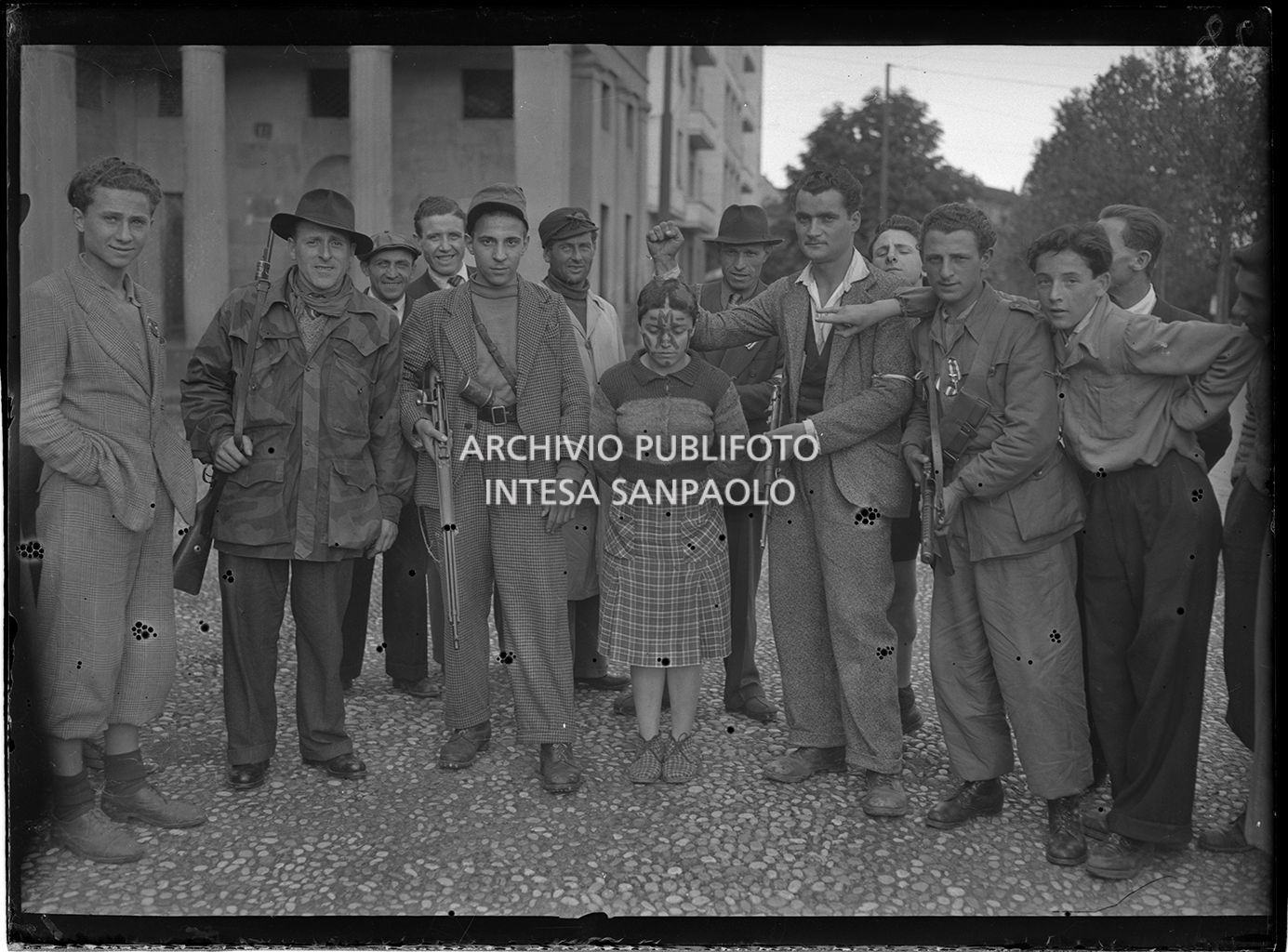Ragazza collaborazionista, sul cui viso è pitturata una M, catturata dal C.V.L. (Corpo Volontari della Libertà) nelle giornate dell'insurrezione generale a Milano