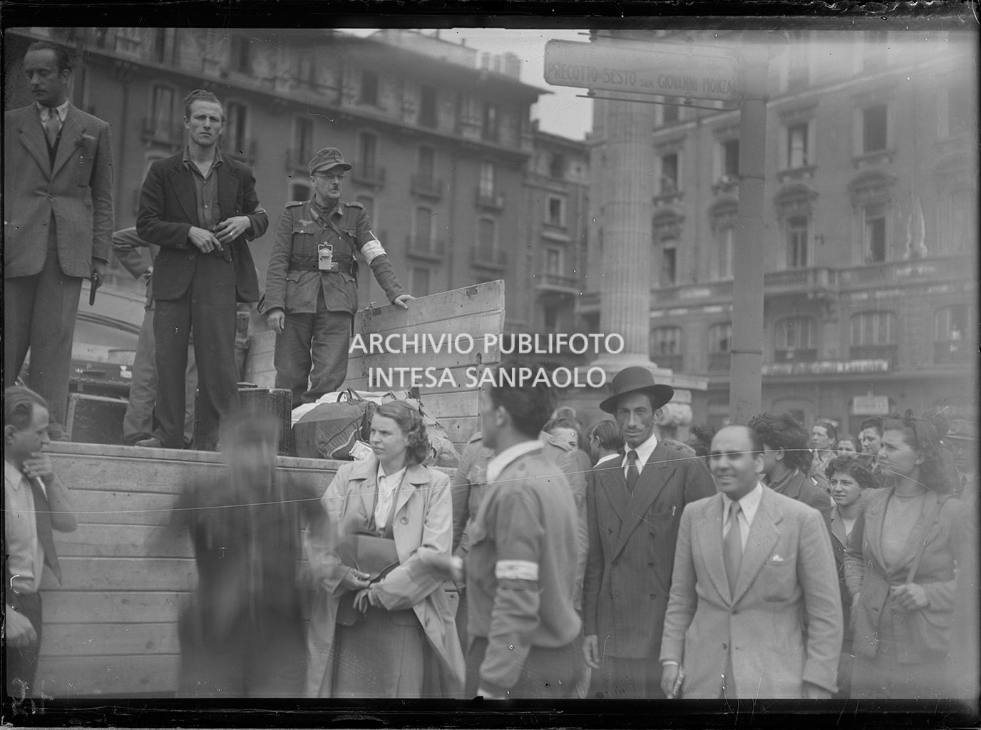 Autocarro con a bordo partigiani, e passanti, in piazza Oberdan a Milano nelle prime due giornate dell'insurrezione generale