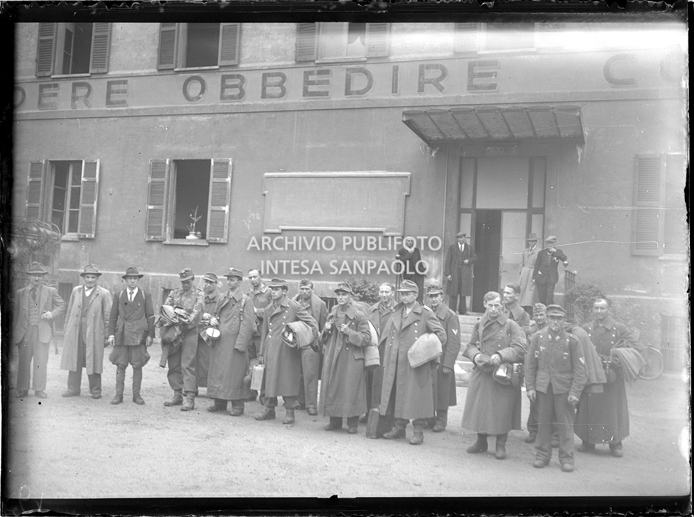 Prigionieri tedeschi diretti alla caserma dei carabinieri di via della Moscova a Milano nelle prime due giornate dell'insurrezione generale