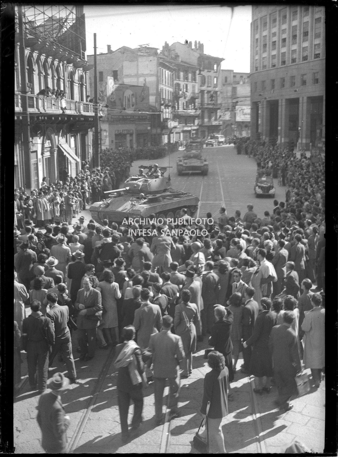 Settimana giornata di insurrezione generale: folla in piazza San Babila a Milano accoglie le truppe alleate arrivate in città