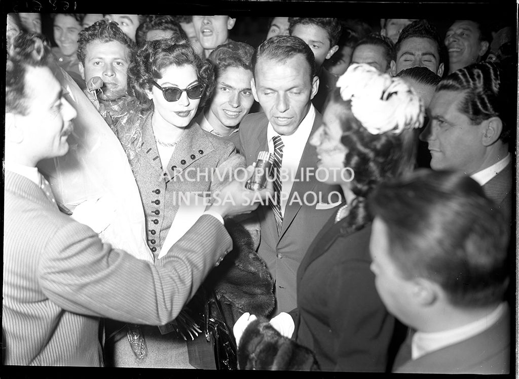 Ava Gardner e Frank Sinatra al loro arrivo a Milano