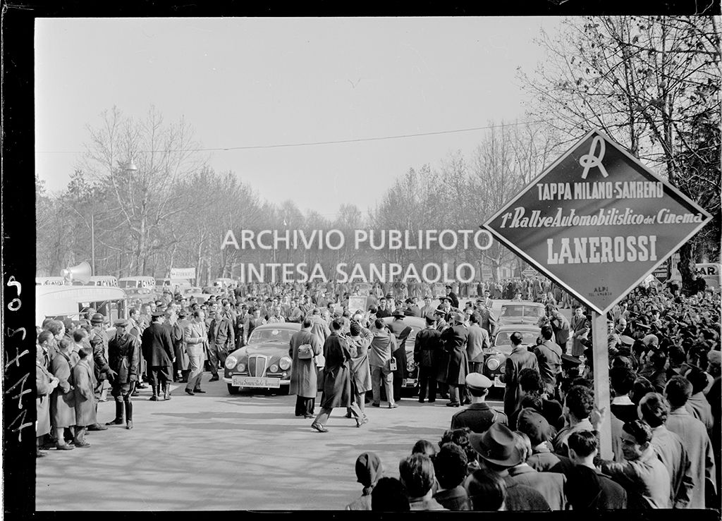 Partenza della tappa Milano-Sanremo del 1° Rallye automobilistico del cinema promosso da Lanerossi