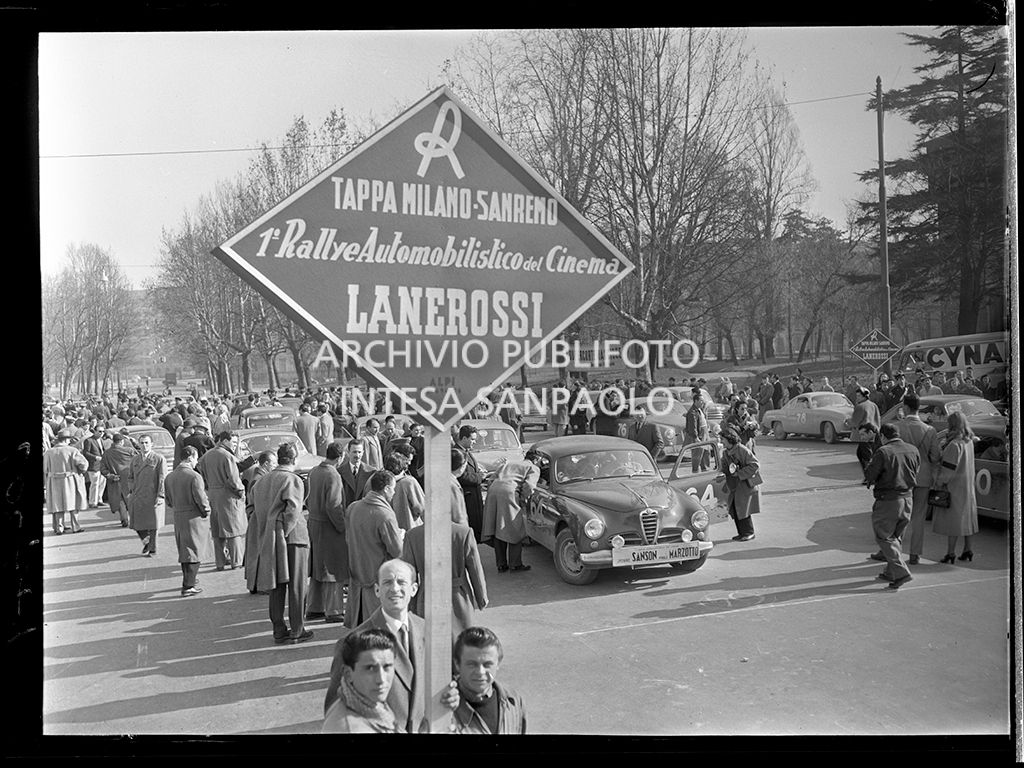 Partenza della tappa Milano-Sanremo del 1° Rallye automobilistico del cinema promosso da Lanerossi; si riconosce la Alfa Romeo 1900 con a bordo Yvonne Sanson e Paolo Marzotto