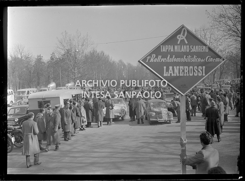 Partenza della tappa Milano-Sanremo del 1° Rallye automobilistico del cinema promosso da Lanerossi