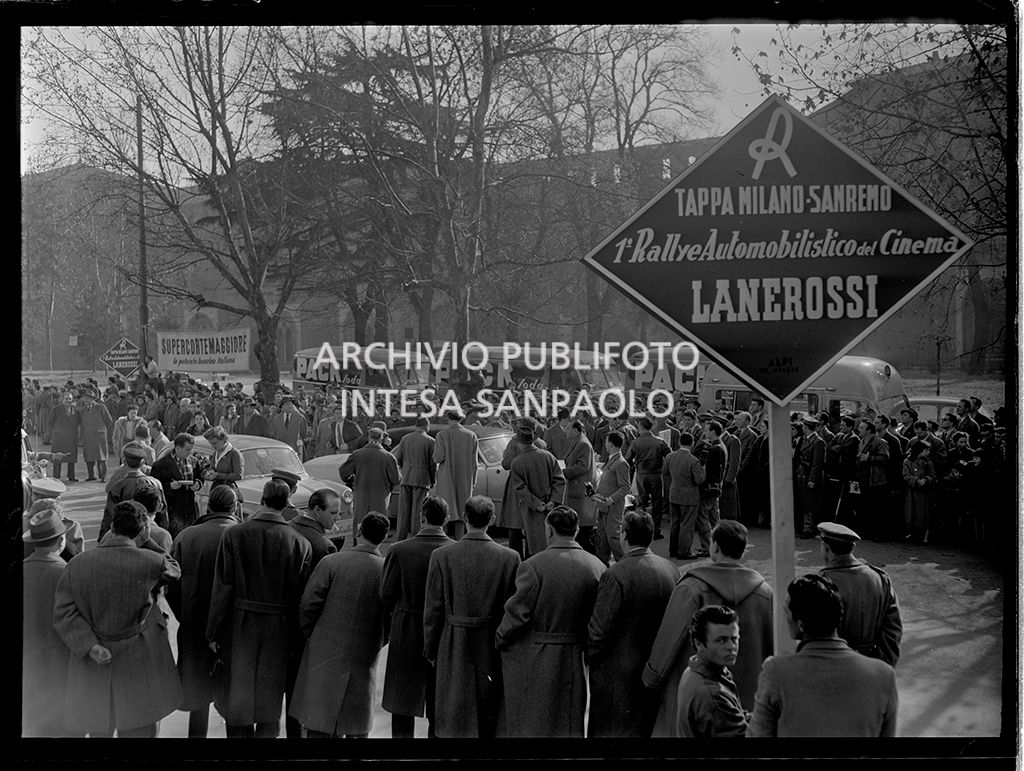 Partenza della tappa Milano-Sanremo del 1° Rallye automobilistico del cinema promosso da Lanerossi