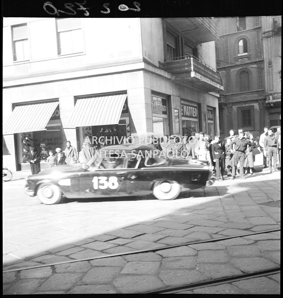 Una Studebaker Commander con il numero 138 corre la tappa Milano-Sanremo, per le vie di Milano, del 1° Rallye automobilistico del cinema