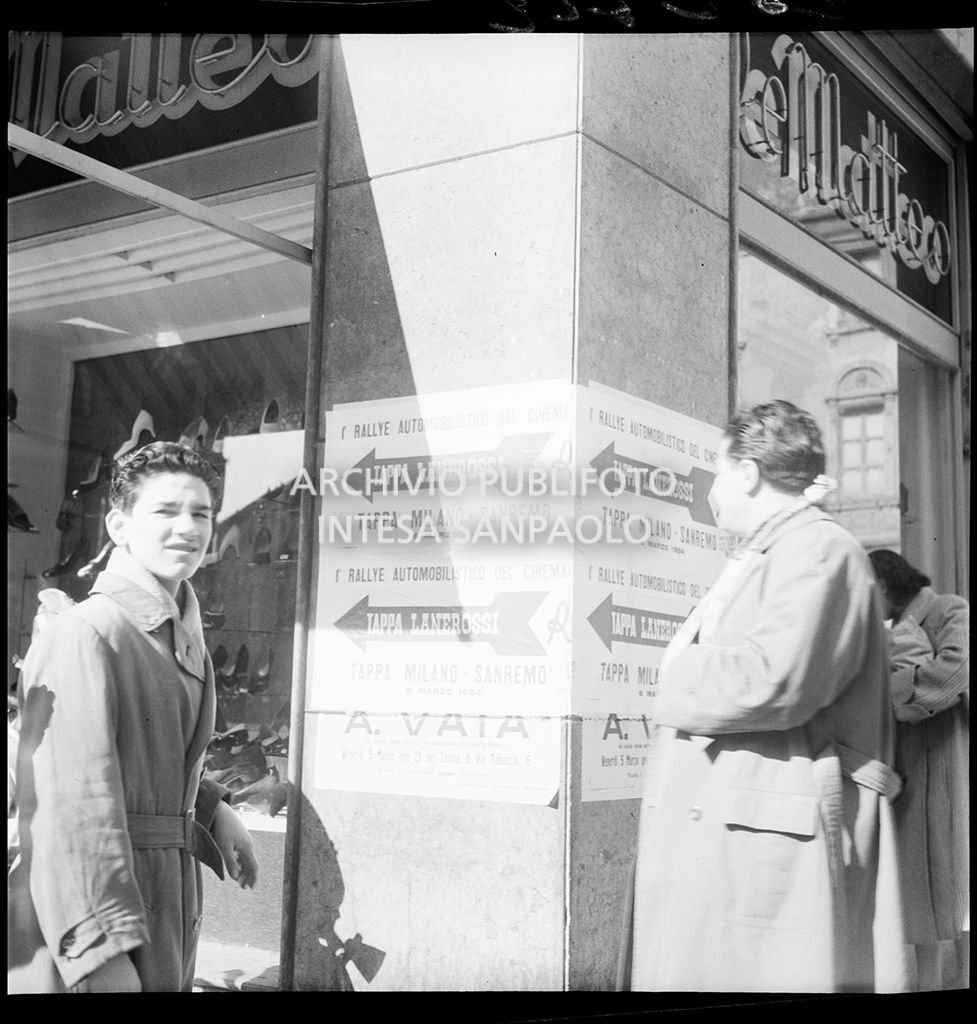 Manifesti affissi per le vie di Milano annunciano il 1° Rallye automobilistico del cinema, tappa Milano-Sanremo