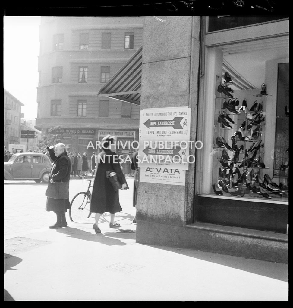 Manifesti affissi per le vie di Milano annunciano il 1° Rallye automobilistico del cinema, tappa Milano-Sanremo