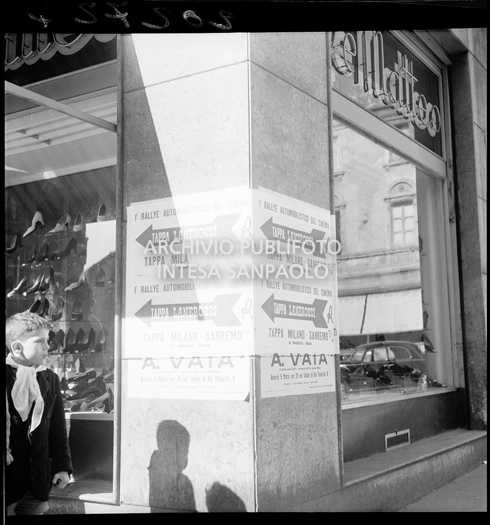 Manifesti affissi per le vie di Milano annunciano il 1° Rallye automobilistico del cinema, tappa Milano-Sanremo