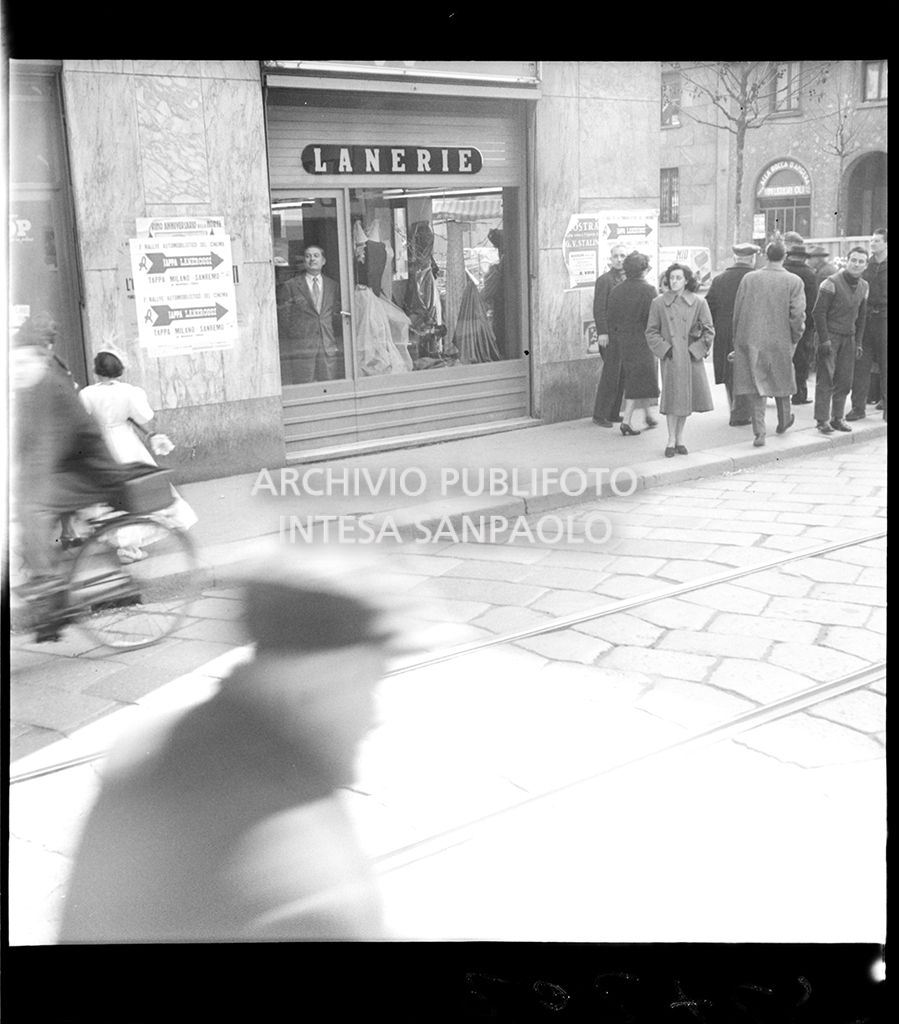 Manifesti affissi per le vie di Milano annunciano il 1° Rallye automobilistico del cinema, tappa Milano-Sanremo