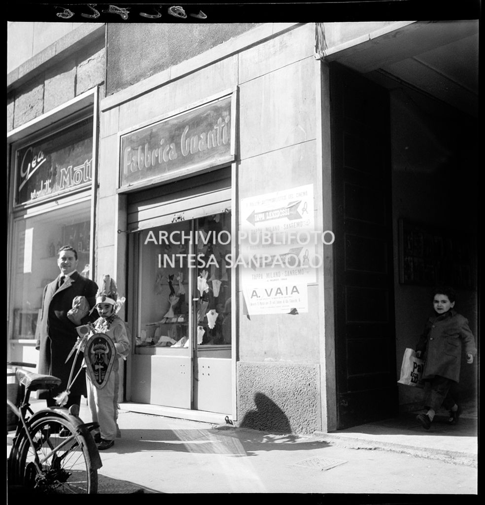 Manifesti affissi per le vie di Milano annunciano il 1° Rallye automobilistico del cinema, tappa Milano-Sanremo