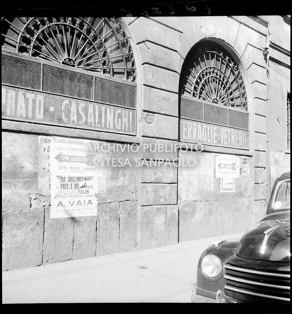 Manifesti affissi per le vie di Milano annunciano il 1° Rallye automobilistico del cinema, tappa Milano-Sanremo