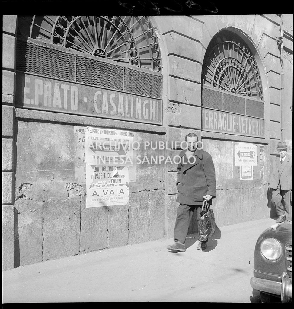 Manifesti affissi per le vie di Milano annunciano il 1° Rallye automobilistico del cinema, tappa Milano-Sanremo