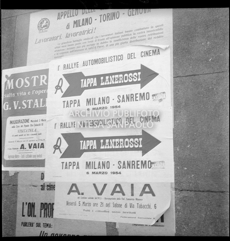 Manifesti affissi per le vie di Milano annunciano il 1° Rallye automobilistico del cinema, tappa Milano-Sanremo