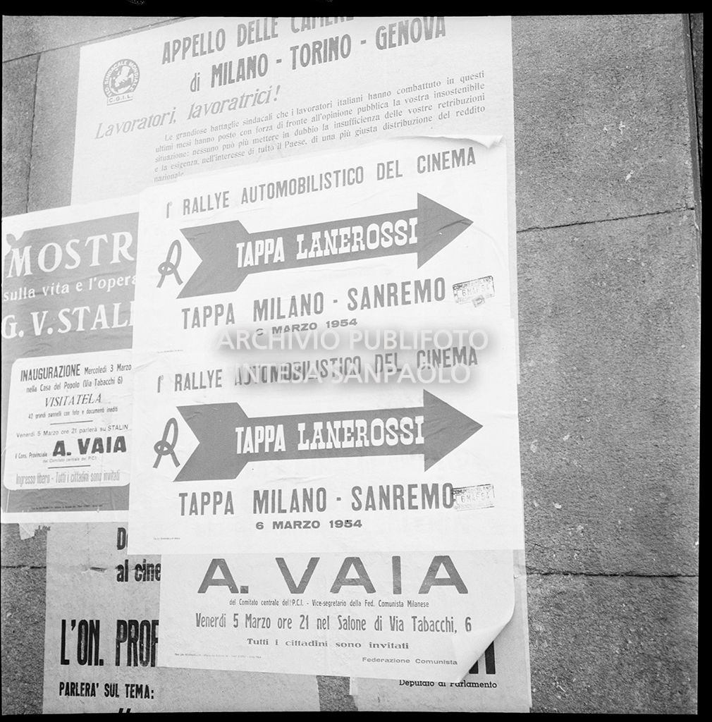 Manifesti affissi per le vie di Milano annunciano il 1° Rallye automobilistico del cinema, tappa Milano-Sanremo