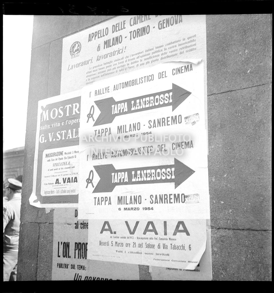 Manifesti affissi per le vie di Milano annunciano il 1° Rallye automobilistico del cinema, tappa Milano-Sanremo