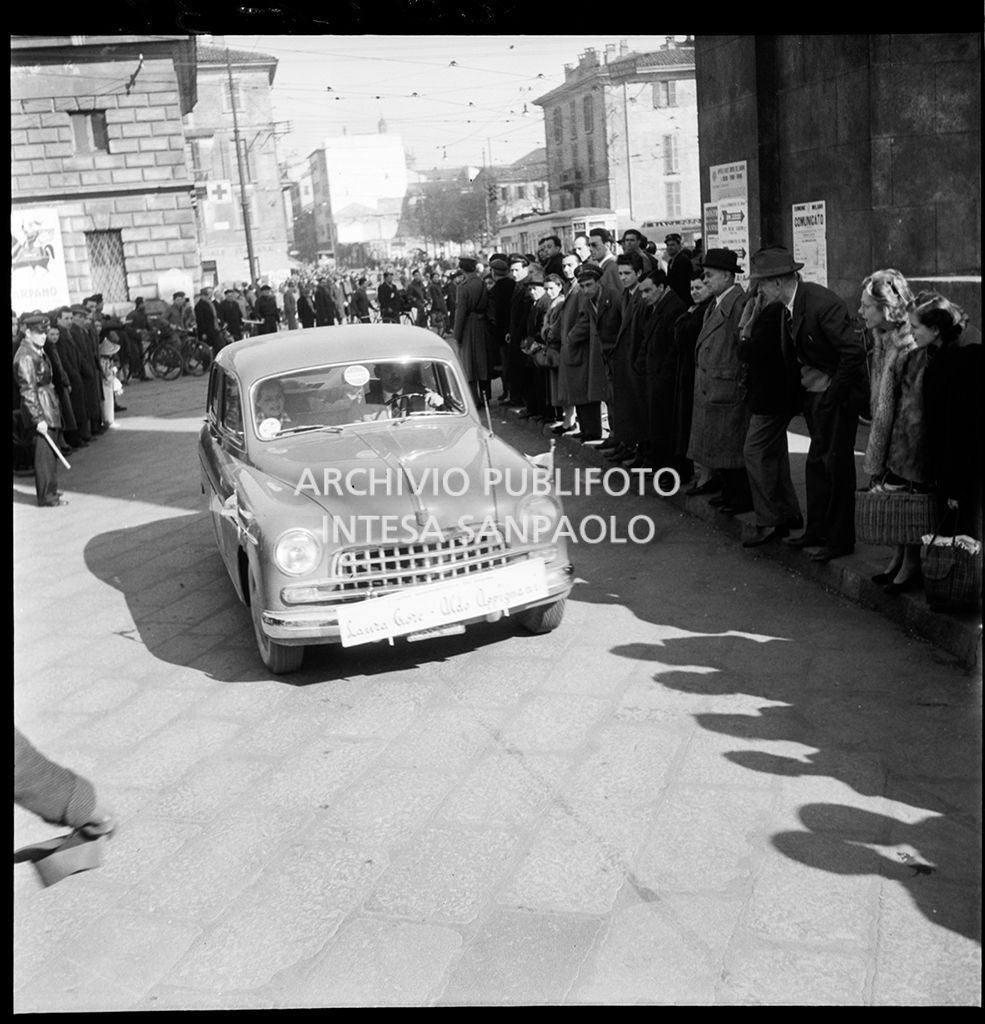 Una Alfa Romeo 1900 corre la tappa Milano-Sanremo, per le vie di Milano, del 1° Rallye automobilistico del cinema