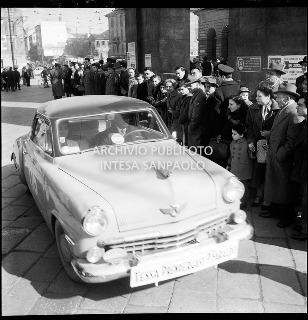 Una Studebaker Champion con il numero 116 corre la tappa Milano-Sanremo, per le vie di Milano, del 1° Rallye automobilistico del cinema