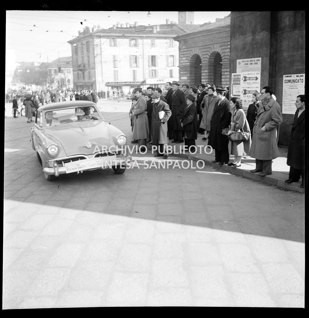 Una Studebaker Champion corre la tappa Milano-Sanremo, per le vie di Milano, del 1° Rallye automobilistico del cinema
