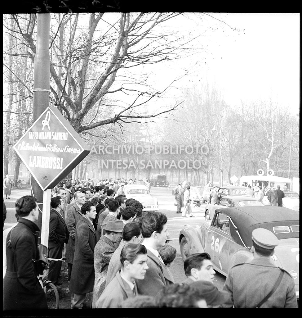 Partenza della tappa Milano-Sanremo del 1° Rallye automobilistico del cinema promosso da Lanerossi