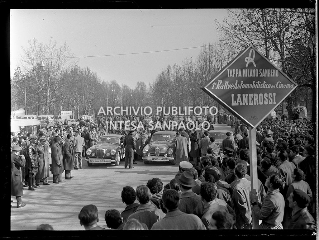 Partenza della tappa Milano-Sanremo del 1° Rallye automobilistico del cinema promosso da Lanerossi: a sinistra la Lancia Aurelia B20 GT con cui gareggiano Piera Simoni e Paolo Pannaccio e a destra la Alfa Romeo 1900 con cui gareggiano Yvonne Sanson e Paolo Marzotto