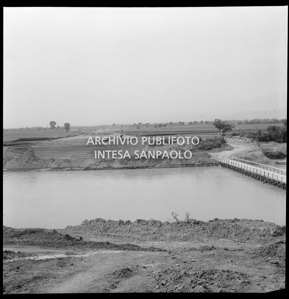 Cantiere di costruzione dell'Autostrada del Sole, tratta Napoli-Capua, lungo un corso d'acqua