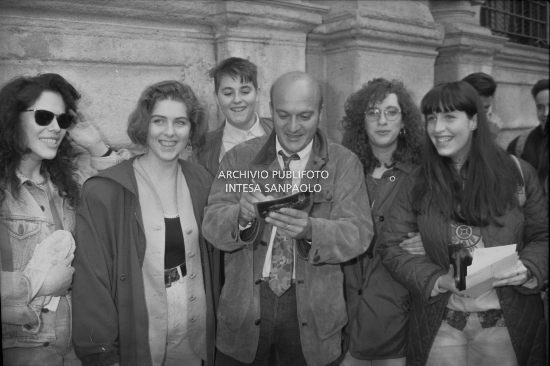 Claudio Bisio firma autografi in piazza della Scala a delle ragazze