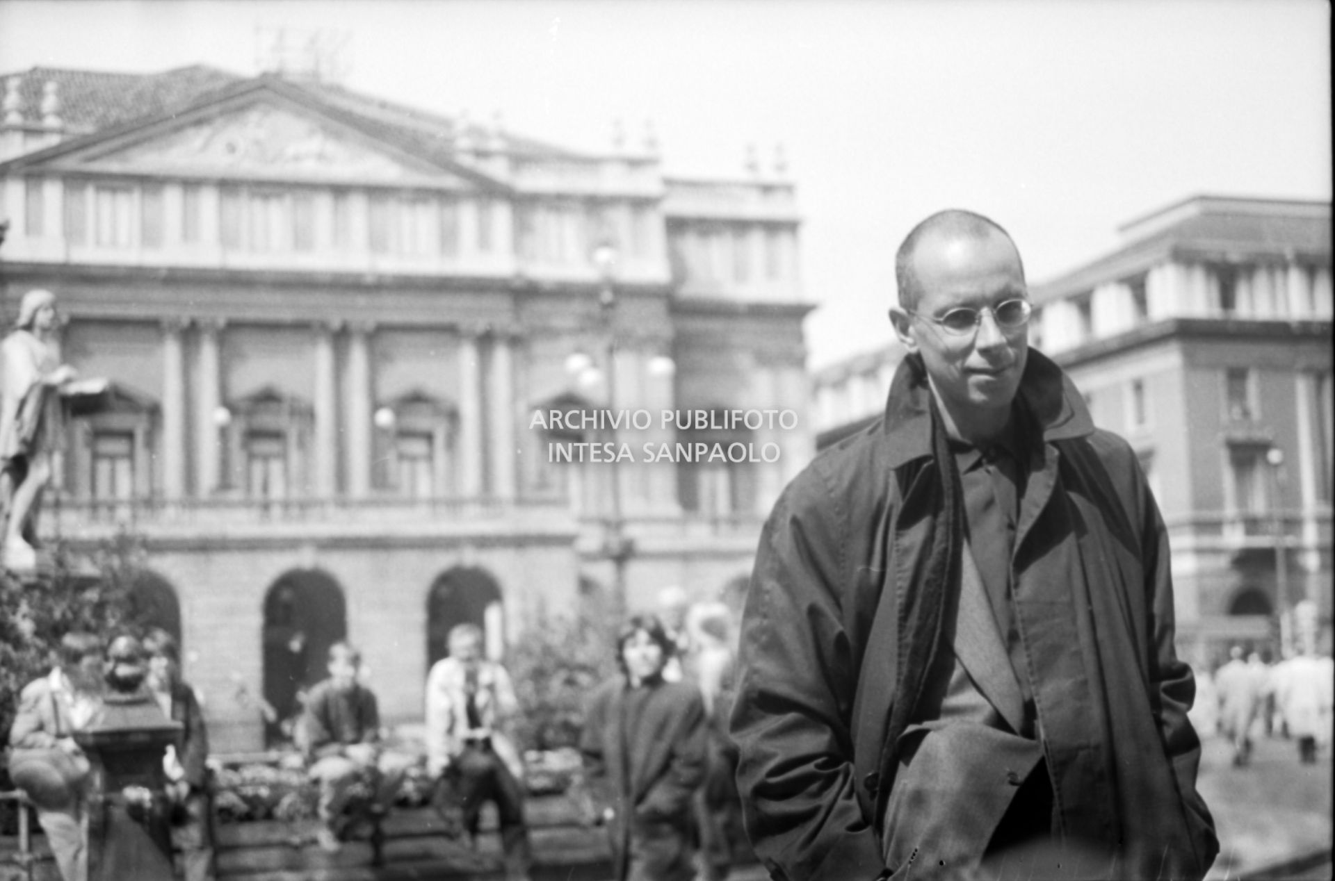Gabriele Salvatores in piazza della Scala a Milano