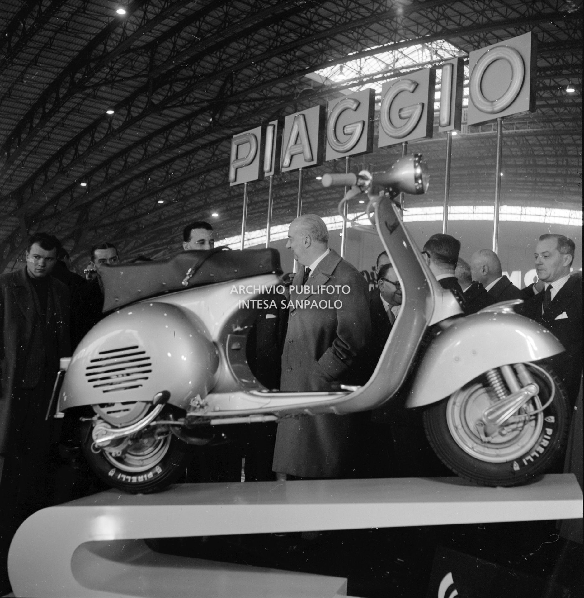 Il ministro dei Trasporti Armando Angelini visita lo stand Piaggio all'Esposizione internazionale del ciclo e motociclo a Milano