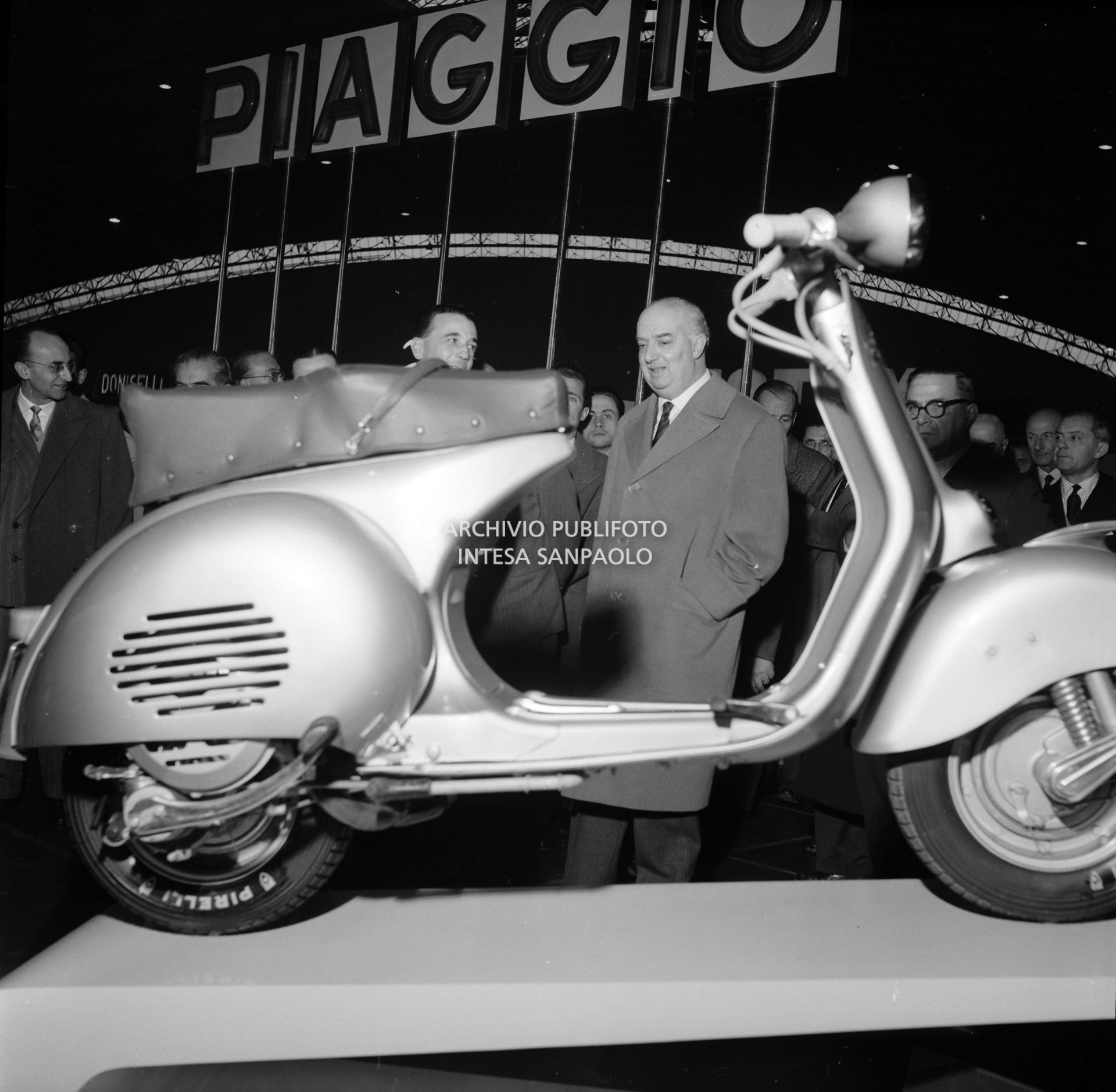 Il ministro dei Trasporti Armando Angelini visita lo stand Piaggio all'Esposizione internazionale del ciclo e motociclo a Milano
