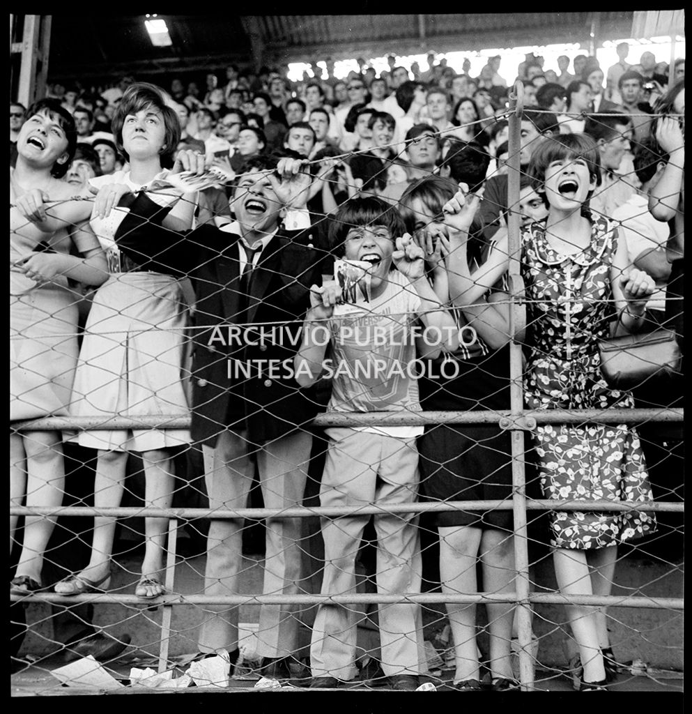 Fan sugli spalti al concerto pomeridiano dei Beatles al Vigorelli di Milano