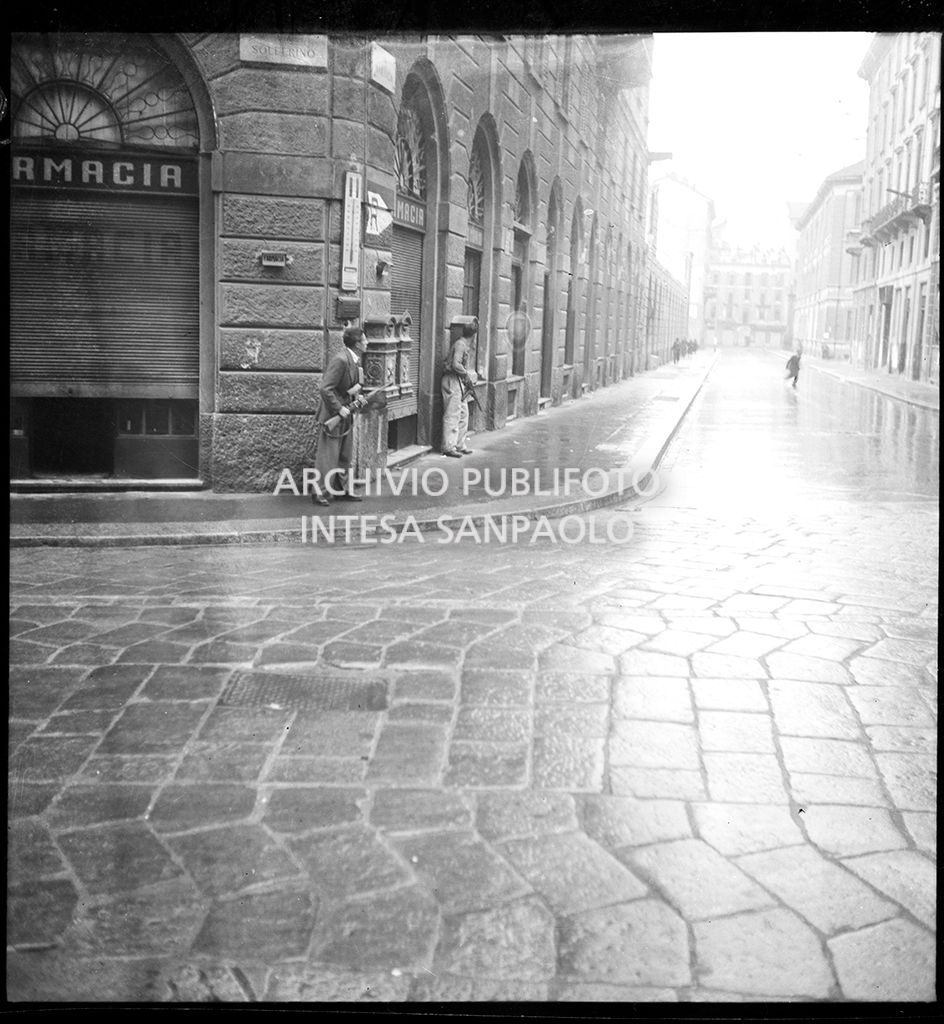 Insurrezione armata del C.V.L. [Corpo Volontari della Libertà] di Milano. Azioni per le strade. Prima giornata