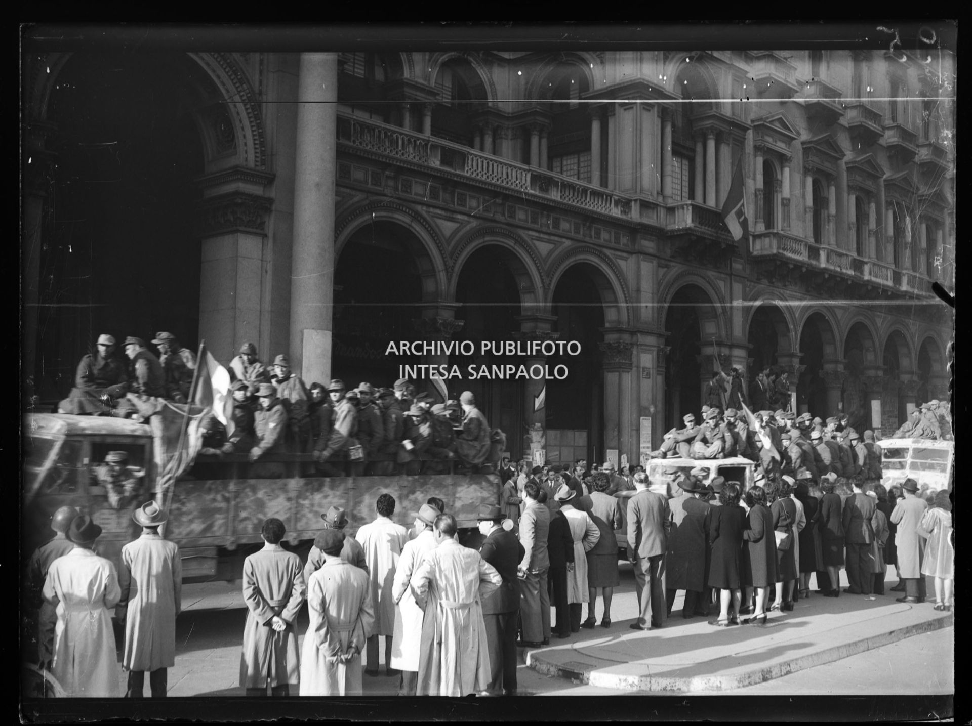 Passaggio in piazza del Duomo di autocarri che trasportano prigionieri tedeschi arresisi nella quarta giornata di insurrezione generale