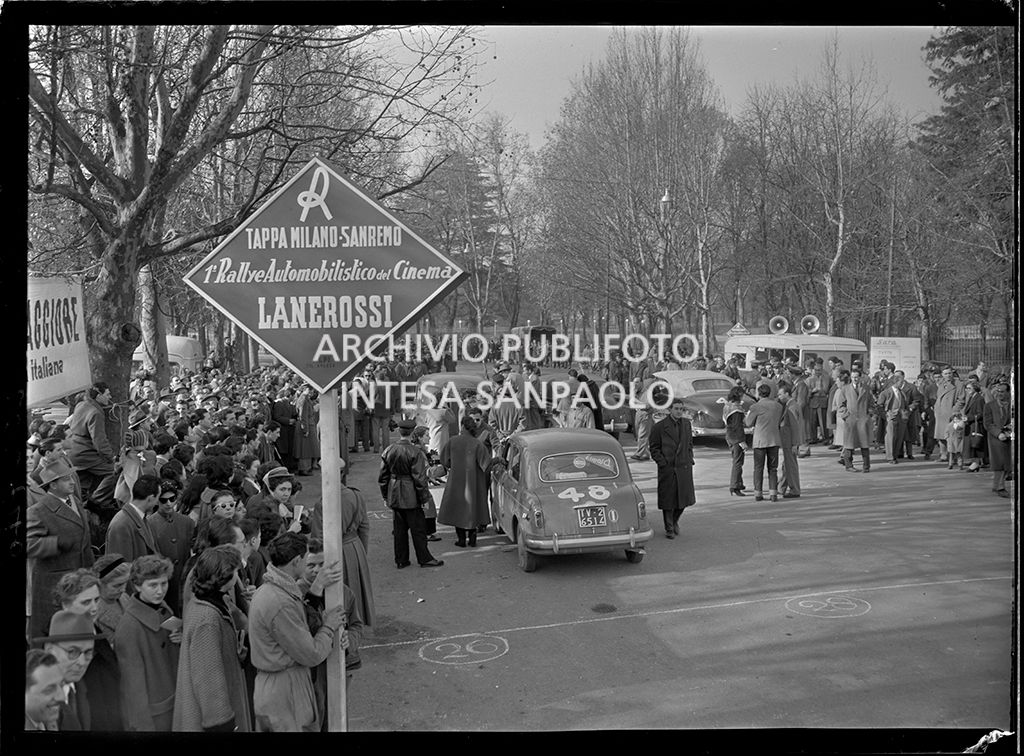 1° Rallye automobilistico del cinema per le vie di Milano: tappa Milano-Sanremo; in primo piano il cartello della tappa