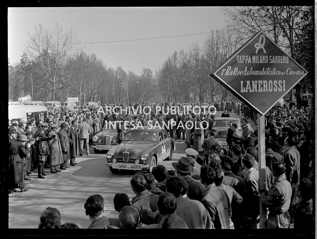 Partenza della tappa Milano-Sanremo del 1° Rallye automobilistico del cinema promosso da Lanerossi: in primo piano l'Alfa Romeo 1900 con cui gareggiano Yvonne Sanson e Paolo Marzotto