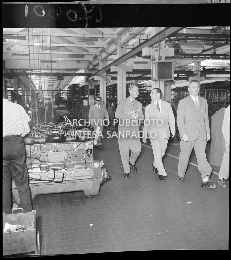 Il ministro del Commercio con l'estero Ugo La Malfa, accompagnato da Francesco Quaroni, visita lo stabilimento Alfa Romeo del Portello