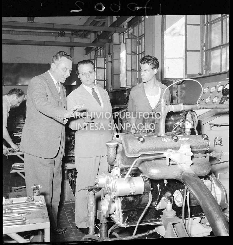 Il ministro del Commercio con l'estero Ugo La Malfa, accompagnato da Francesco Quaroni, visita lo stabilimento Alfa Romeo del Portello