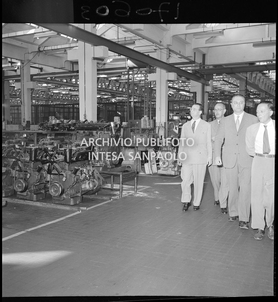 Il ministro del Commercio con l'estero Ugo La Malfa, accompagnato da Francesco Quaroni e Pasquale Gallo, visita lo stabilimento Alfa Romeo del Portello