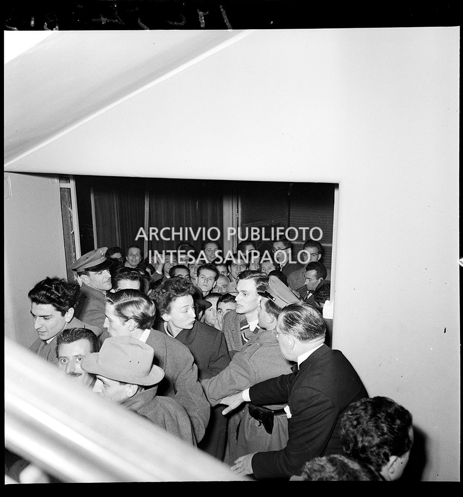 Corsa per accaparrarsi il posto migliore nel loggione del Teatro alla Scala in occasione della serata inaugurale della stagione lirica 1953-1954 con l'opera "La Wally", di Alfredo Catalani, diretta da Carlo Maria Giulini, con la regia di Tatiana Pavlova