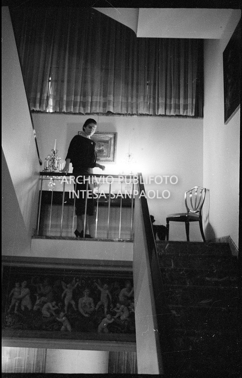 Maria Callas ritratta nella sua abitazione