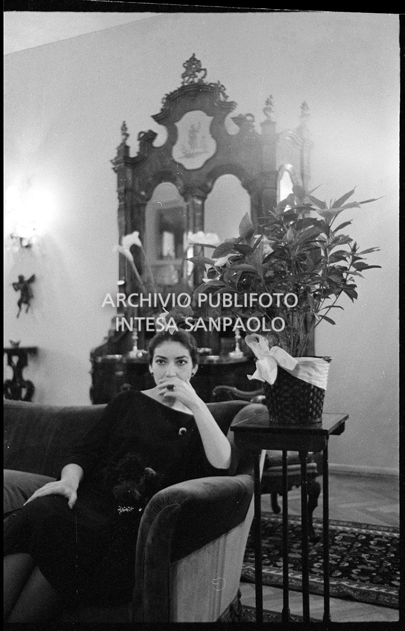 Maria Callas seduta sul divano in compagnia del suo barboncino