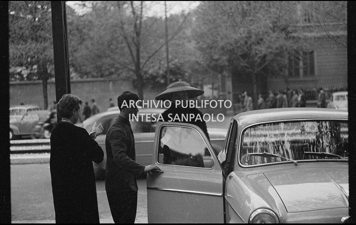 Maria Callas si reca alle prove di Anna Bolena al Teatro alla Scala