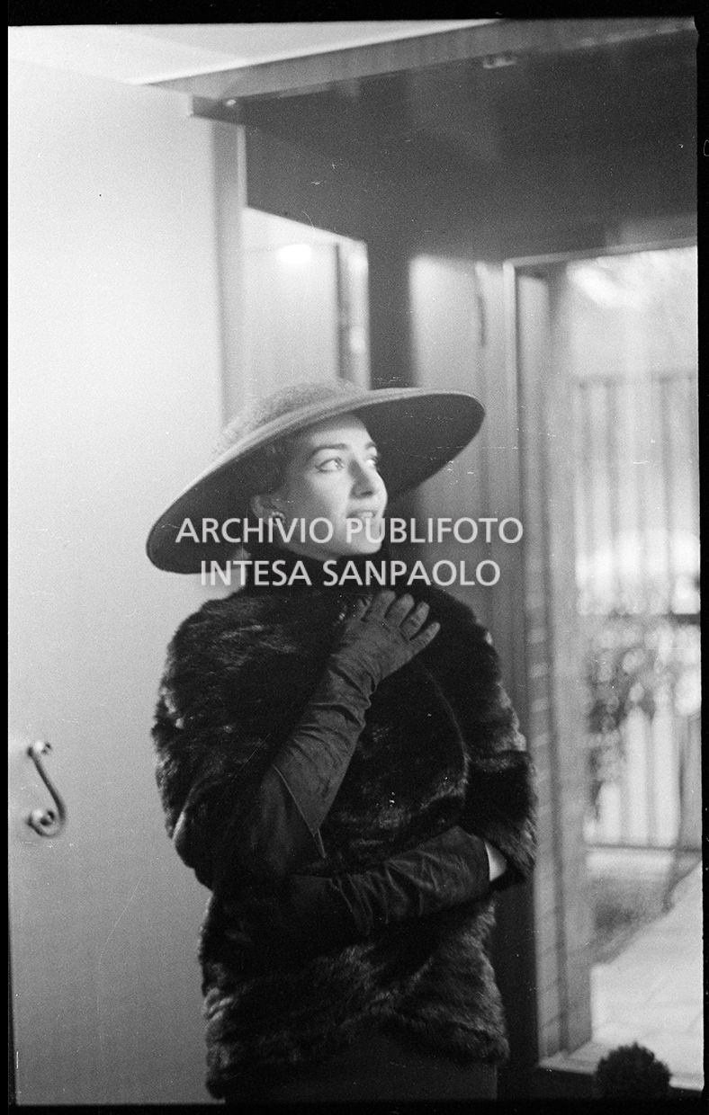 Maria Callas ritratta nella sua abitazione