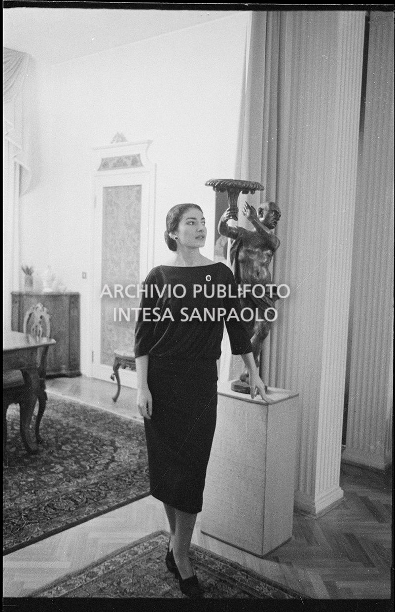 Maria Callas ritratta nella sua abitazione
