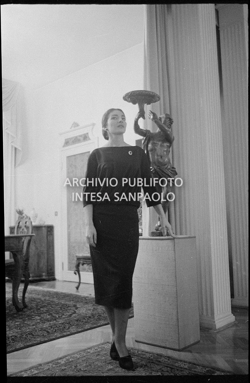 Maria Callas ritratta nella sua abitazione