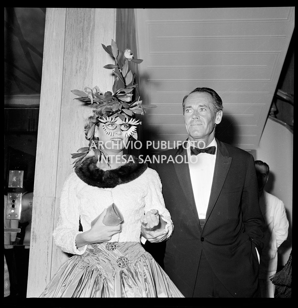 Henry Fonda con la moglie Afdera Franchetti, al ricevimento organizzato da Elsa Maxwell in onore di Maria Callas