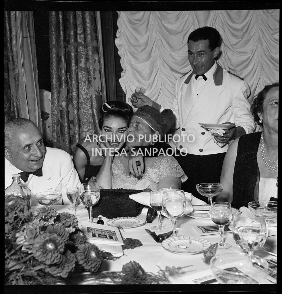 Elsa Maxwell bacia Maria Callas al ricevimento che ha organizzato in onore della soprano