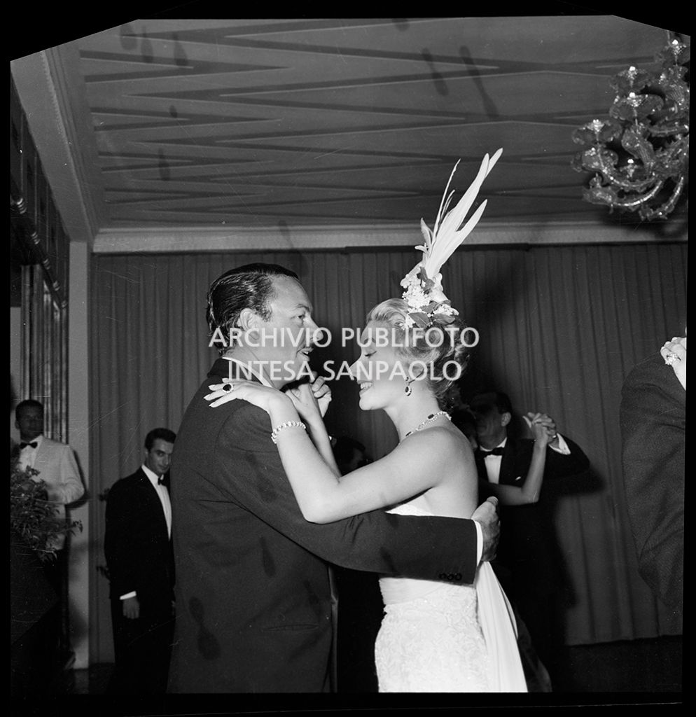 Alfonso di Hohenlohe-Langenburg balla con Tina Onassis al ricevimento organizzato da Elsa Maxwell in onore di Maria Callas